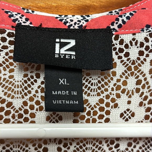 IZ Byer women’s Blouse with a salmon white and black zigzag pattern size xl - Picture 4 of 7